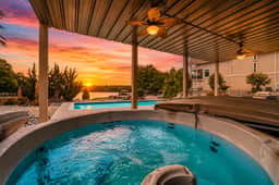 Bayshore Breeze" | Stunning Lakefront Views*Hot Tub*Boat Slip*Putting Green*Arcade Games