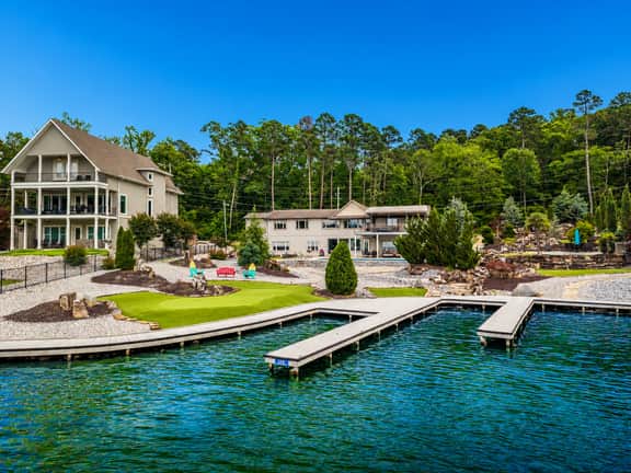 Bayshore Breeze" | Stunning Lakefront Views*Hot Tub*Boat Slip*Putting Green*Arcade Games