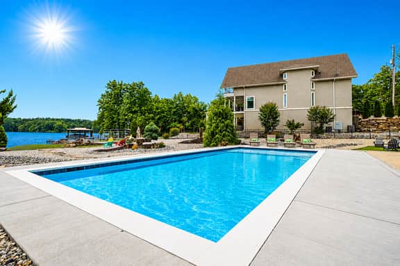 Bayshore Breeze" | Stunning Lakefront Views*Hot Tub*Boat Slip*Putting Green*Arcade Games